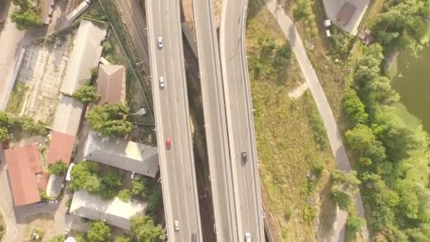 Filmagem aérea de rodovia e viaduto com carros e caminhões . — Vídeo de Stock