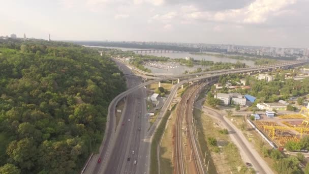 Luftaufnahmen von Autobahn und Überführung mit Autos und Lastwagen. — Stockvideo