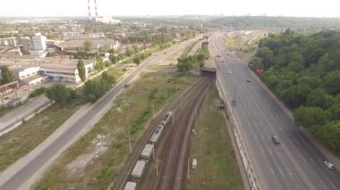 Otoyol ve Üstgeçit otomobil ve kamyon ile havadan görüntüleri.