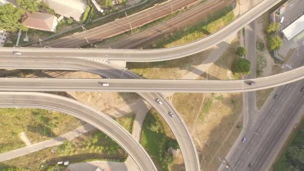 Luftaufnahmen von Autobahn und Überführung mit Autos und Lastwagen. — Stockvideo