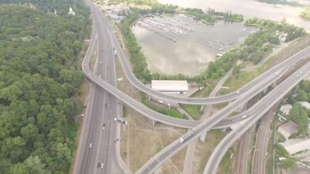 Luftaufnahmen von Autobahn und Überführung mit Autos und Lastwagen. — Stockvideo