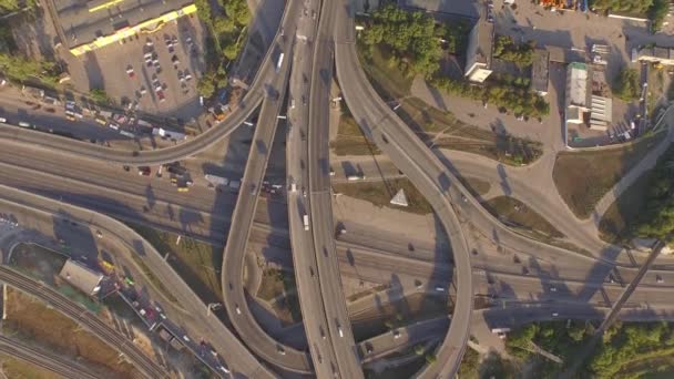 Luchtfoto beeldmateriaal van snelweg en viaduct met auto's en vrachtwagens. — Stockvideo
