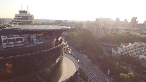 Vol en douceur autour de l'immeuble de bureaux moderne à Kiev. Ukraine — Video