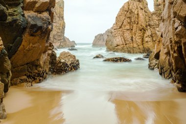 İzole beach yakınındaki Cape Roca Atlantik kıyısında büyük ayı