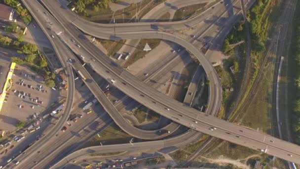 Filmagem aérea de rodovia e viaduto com carros e caminhões . — Vídeo de Stock
