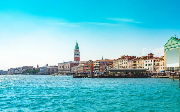 Vista del Campanile en la plaza de San Marcos en Venecia . — Foto de Stock