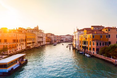 Grand Canal Venedik'te günbatımı içinde. İtalya