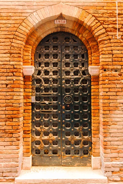 ドアで赤のヴィンテージ古いレンガの壁の断片 — ストック写真