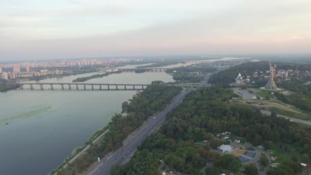 Panorama Kijowa, Ukraina. Matka ojczyzny. Widok z lotu ptaka. — Wideo stockowe