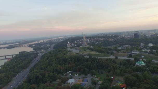 Panorama Kijowa, Ukraina. Matka ojczyzny. Widok z lotu ptaka. — Wideo stockowe