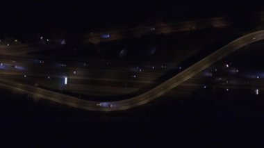 Gece araba ve kamyonlar ile karayolu havadan görüntüleri.