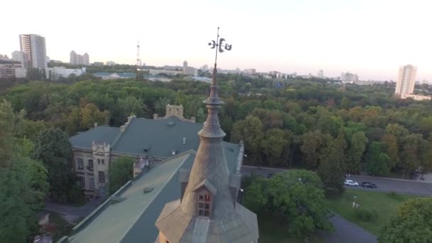 Letecký pohled na starou budovu univerzitního KUV v Kyjevě, Ukrajina. — Stock video