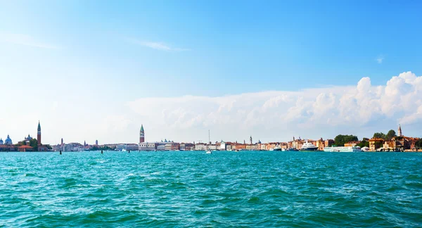 Vista del Campanile en la plaza de San Marcos en Venecia . — Foto de Stock