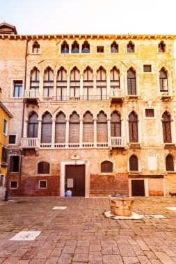 Akşam venedik San Beneto meydanında. İtalya