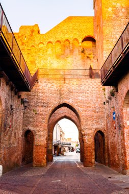 Cittadella küçük kasaba güneş doğarken çevreleyen savunma duvarı.