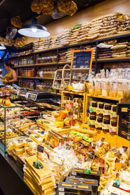Barselona'daki Boqueria Market'te baharat ve tatlılarla tezgah.
