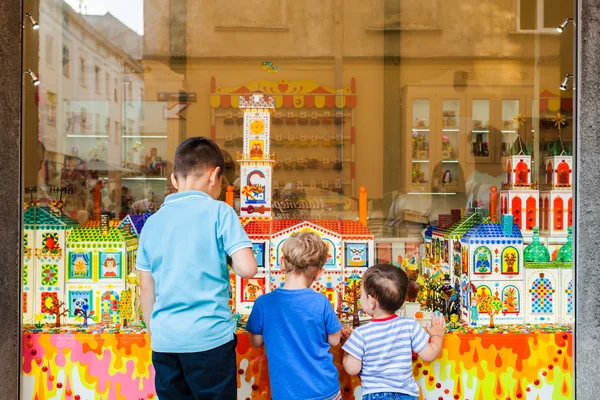 Bonbonladen und Kinder in der Nähe des Ladens. — Stockfoto