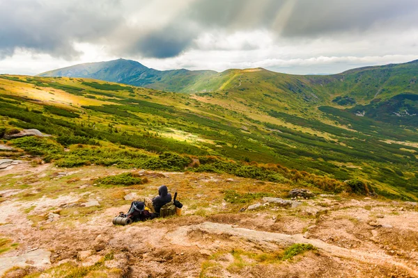 Traveler with backpack and mountain panorama — Stock Photo, Image