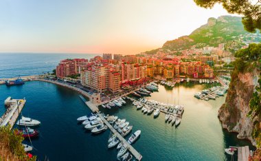 Bağlantı noktası de Fontvieille Monako panoramik manzaralı. Azur sahil.