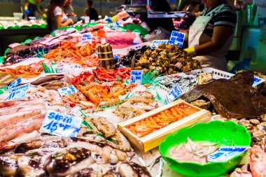 Tezgah çeşitli taze deniz ürünleri Boqueria market ile. Barcelona
