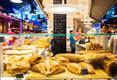 Barcelona içinde belgili tanımlık çarşı tezgahta ekmek.