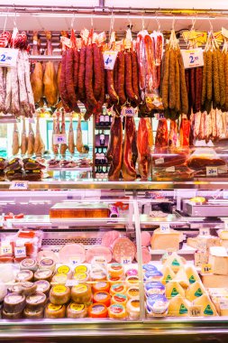 Hamon farklı çeşitleri ile vitrin ve İspanyol diğer ürünler