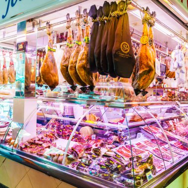 Hamon farklı çeşitleri ile vitrin ve İspanyol diğer ürünler