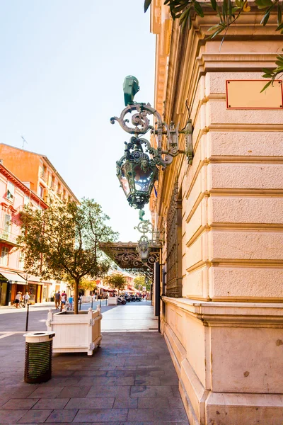 Smal straatje in het oude gedeelte van Nice. Achtergrond. — Stockfoto