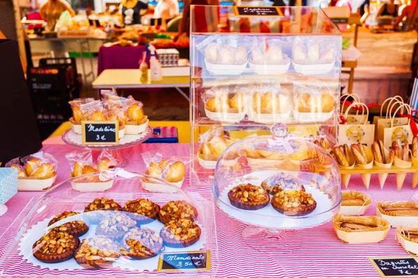 Cam vazo içinde Fransızca pasta ile tezgah.