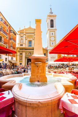 Nice eski kesiminde bir kilise ile rahat veranda.