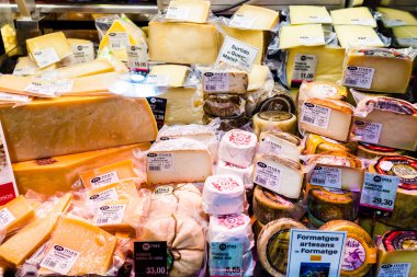 Shopfront Boqueria Market farklı peynir ile. Barcelona