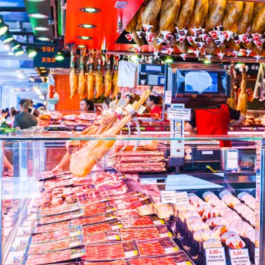 Hamon farklı çeşitleri ile vitrin ve İspanyol diğer ürünler