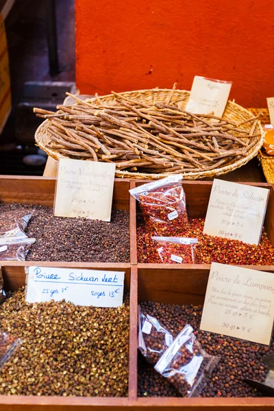 Olika sorter av paprika på räknaren. — Stockfoto