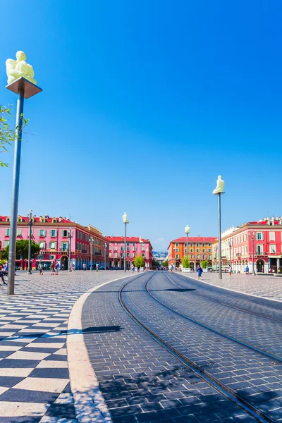 Lugar Massena con estatuas en columnas en Niza, Francia . — Foto de Stock