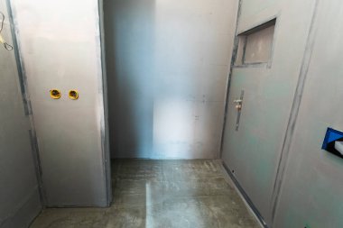 İnşaat halindeki bir evin içinde. Bir dairenin yenilenmesi