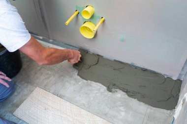 Herringa kemiği desenli seramik döşeme işlemi.