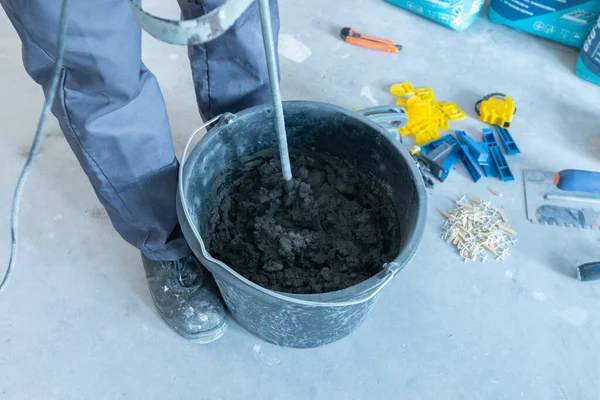 O processo de mistura de argamassa com um perfurador com um bocal especial — Fotografia de Stock