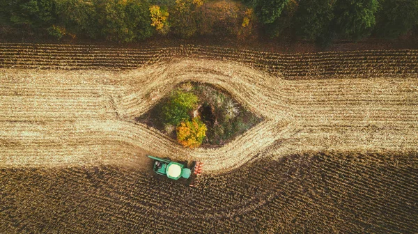 Büyük bir hasat işçisi tarlada mısır topluyor. Yukarıdan görüntüle. — Stok fotoğraf