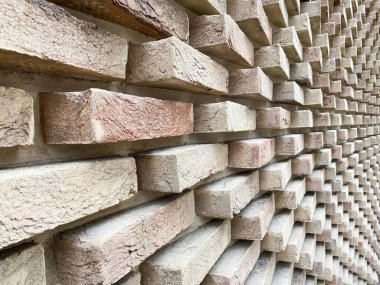 İlginç dekoratif efektli, yarıçaplı tuğla duvar.