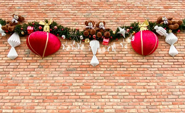 Кирпичная стена с рождественскими украшениями — стоковое фото