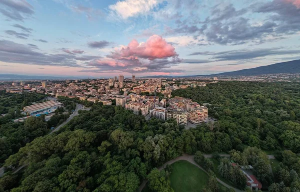 Avondzonsondergang boven Sofia stad, Bulgarije — Stockfoto