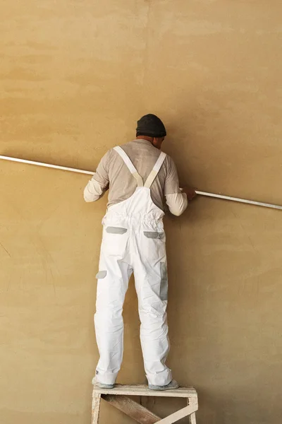 Processo de corte de gesso. Acabamentos para interiores. — Fotografia de Stock