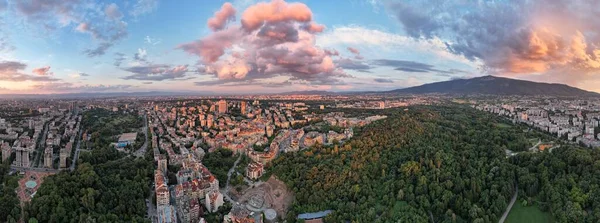 Avondzonsondergang boven Sofia stad, Bulgarije — Stockfoto