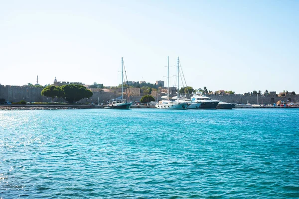 Baai in de buurt van de oude stad Rhodos. Historisch centrum van Rhodos, Griekenland, Europa — Stockfoto