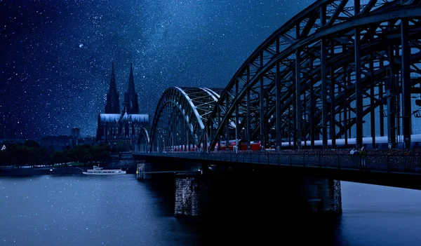 夜にケルン、ドイツ — ストック写真