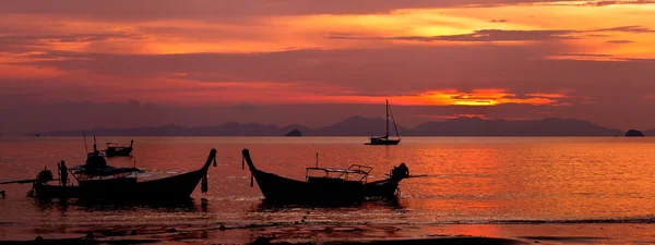 Tramonto con barca in Thailandia — Foto Stock