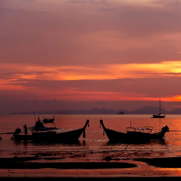 Tramonto con barca in Thailandia — Foto Stock