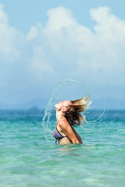 La chica en el océano — Foto de Stock