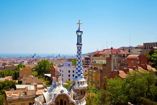 Park Guell door architect Gaudi in een zomerdag in Barcelona, Spanje Spanje — Stockfoto