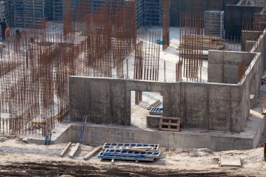 bir apartman binası inşaatı